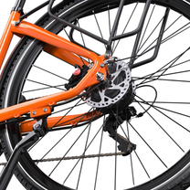 OneSport OT05 Max, gros plan sur le moyeu de la roue arrière avec disque de frein, étrier, dérailleur et béquille