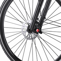 OneSport OT05 Max, gros plan sur la roue avant avec disque de frein, étrier et fourche avant noire