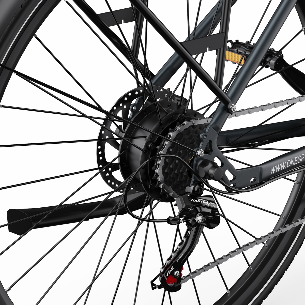 OneSport OT12 Pro, gros plan sur la roue arrière avec disque de frein, cassette et commande de vitesses Shimano Tourney