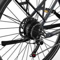 OneSport OT12 Pro, gros plan sur la roue arrière avec disque de frein, cassette et commande de vitesses Shimano Tourney