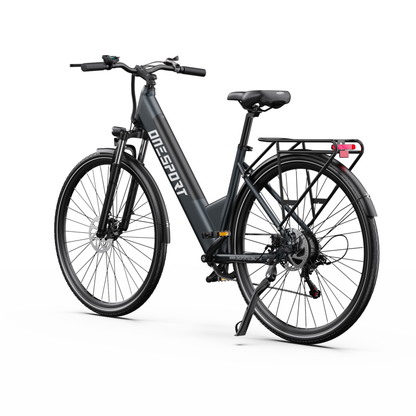Vélo électrique OneSport OT12 Pro en vue de trois quarts avec guidon, écran, porte-bagages, feu arrière et béquille latérale