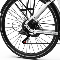 OneSport OT12 Pro, gros plan sur la roue arrière avec porte-bagages, chaîne et dérailleur arrière sur un cadre blanc