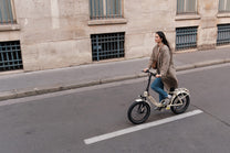 OneSport OT16 Pro : femme à vélo dans une rue, vue de dessus et de côté