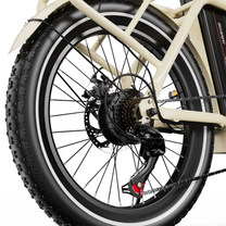OneSport OT16 Pro, gros plan sur le pneu arrière, le frein à disque, la cassette et le dérailleur arrière