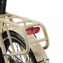 OneSport OT16 Pro, gros plan sur le porte-bagages beige avec réflecteur arrière rouge et garde-boue arrière