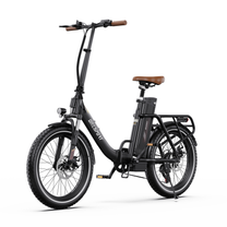 Vélo électrique OneSport OT16 Pro noir vu de trois quarts avant, avec selle marron, poignées marron et porte-bagages