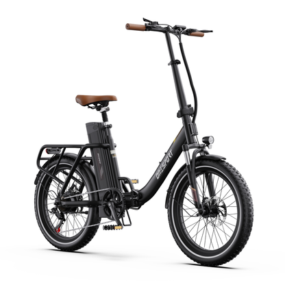 Vélo électrique OneSport OT16 Pro noir, vu de trois quarts avant avec phare avant, guidon avec écran et selle marron