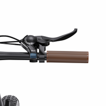 Gros plan sur la moitié droite du guidon du OneSport OT16 Pro avec levier de frein, commande de vitesses Shimano et poignée marron