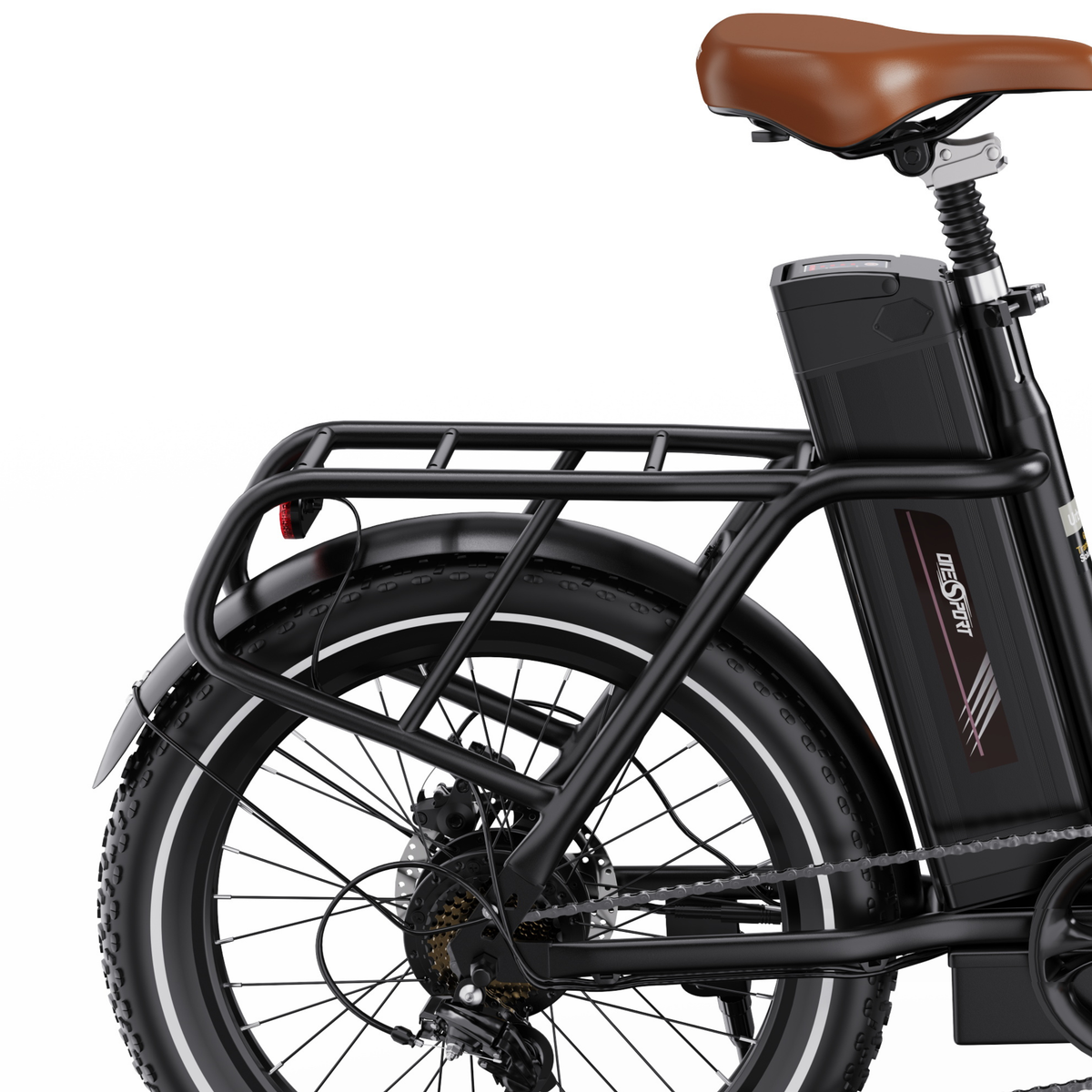 OneSport OT16 Pro, gros plan sur la selle marron, le porte-bagages noir, la batterie et la roue arrière