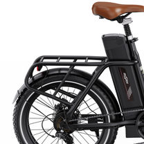 OneSport OT16 Pro, gros plan sur la selle marron, le porte-bagages noir, la batterie et la roue arrière