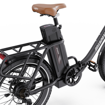 OneSport OT16 Pro, selle, batterie, porte-bagages et pédale vus en biais depuis le côté
