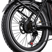 Roue arrière du OneSport OT16 Pro avec pneu à crampons, frein à disque, cassette et dérailleur arrière
