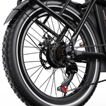 Roue arrière du OneSport OT16 Pro vue de côté avec frein à disque, cassette, chaîne et dérailleur