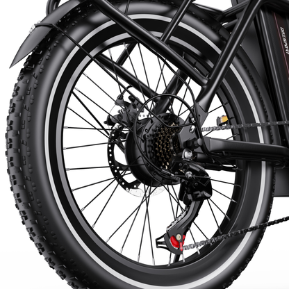 Roue arrière du OneSport OT16 Pro vue de côté avec frein à disque, cassette, chaîne et dérailleur