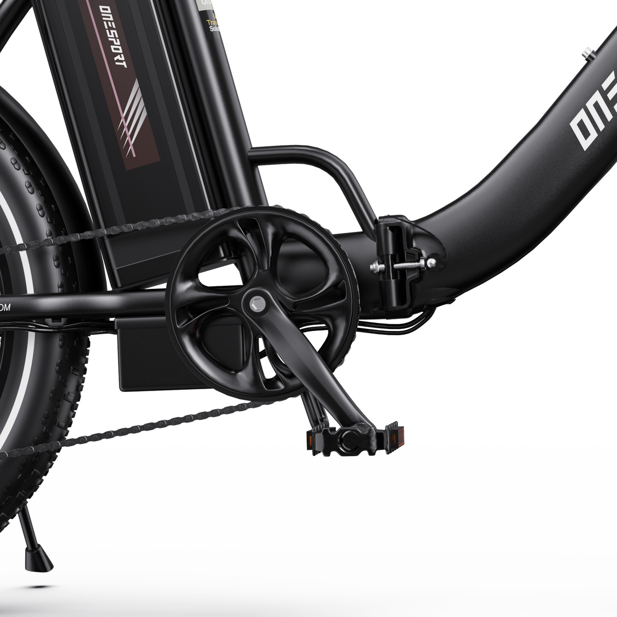 Gros plan sur le pédalier, la pédale, la batterie et l'articulation du cadre noir du OneSport OT16 Pro