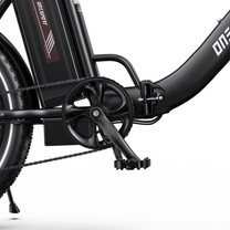 Gros plan sur le pédalier, la pédale, la batterie et l'articulation du cadre noir du OneSport OT16 Pro
