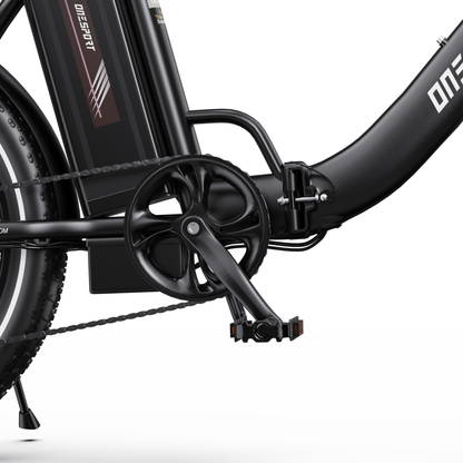 Gros plan sur le pédalier, la pédale, la batterie et l'articulation du cadre noir du OneSport OT16 Pro