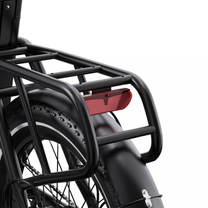 OneSport OT16 Pro, gros plan sur le porte-bagages noir, le feu arrière rouge et le garde-boue arrière au-dessus de la roue