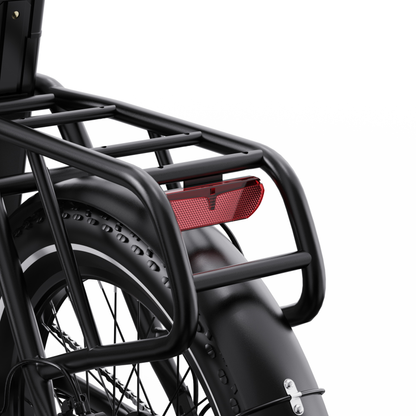 OneSport OT16 Pro, gros plan sur le porte-bagages noir, le feu arrière rouge et le garde-boue arrière au-dessus de la roue