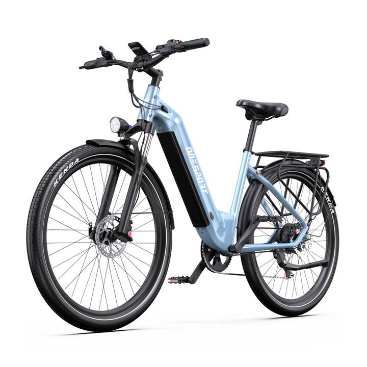 Vélo électrique OneSport WT05 bleu clair, vu de trois quarts avant, avec cadre à enjambement bas, garde-boue et porte-bagages
