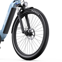 Roue avant du OneSport WT05 avec frein à disque, fourche, garde-boue et cadre bleu clair, vue de profil