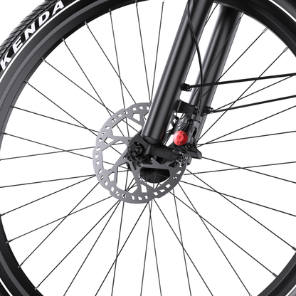 OneSport WT05, gros plan sur le disque de frein de la roue avant, l'étrier, les rayons et le pneu Kenda