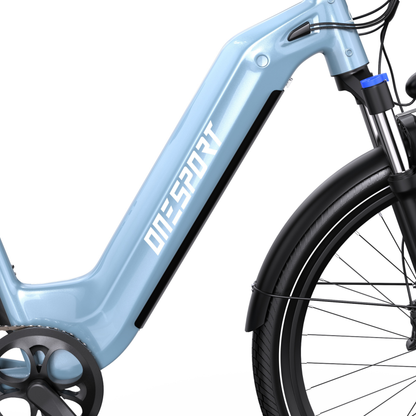 OneSport WT05, gros plan sur le cadre bleu clair avec logo ONESPORT, fourche avant et garde-boue noir
