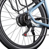 OneSport WT05, gros plan sur le moyeu de la roue arrière avec cassette, dérailleur, disque de frein et porte-bagages