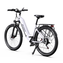 Vélo électrique OneSport WT05 blanc, vu de trois quarts arrière avec écran sur le guidon, porte-bagages, feu arrière et béquille