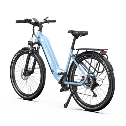 Vélo électrique OneSport WT05 bleu clair, vu de trois quarts arrière, avec écran sur le guidon, porte-bagages et béquille