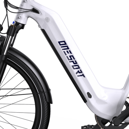 Vue latérale du cadre blanc du OneSport WT05 avec enjambement bas, logo, garde-boue et roue avant