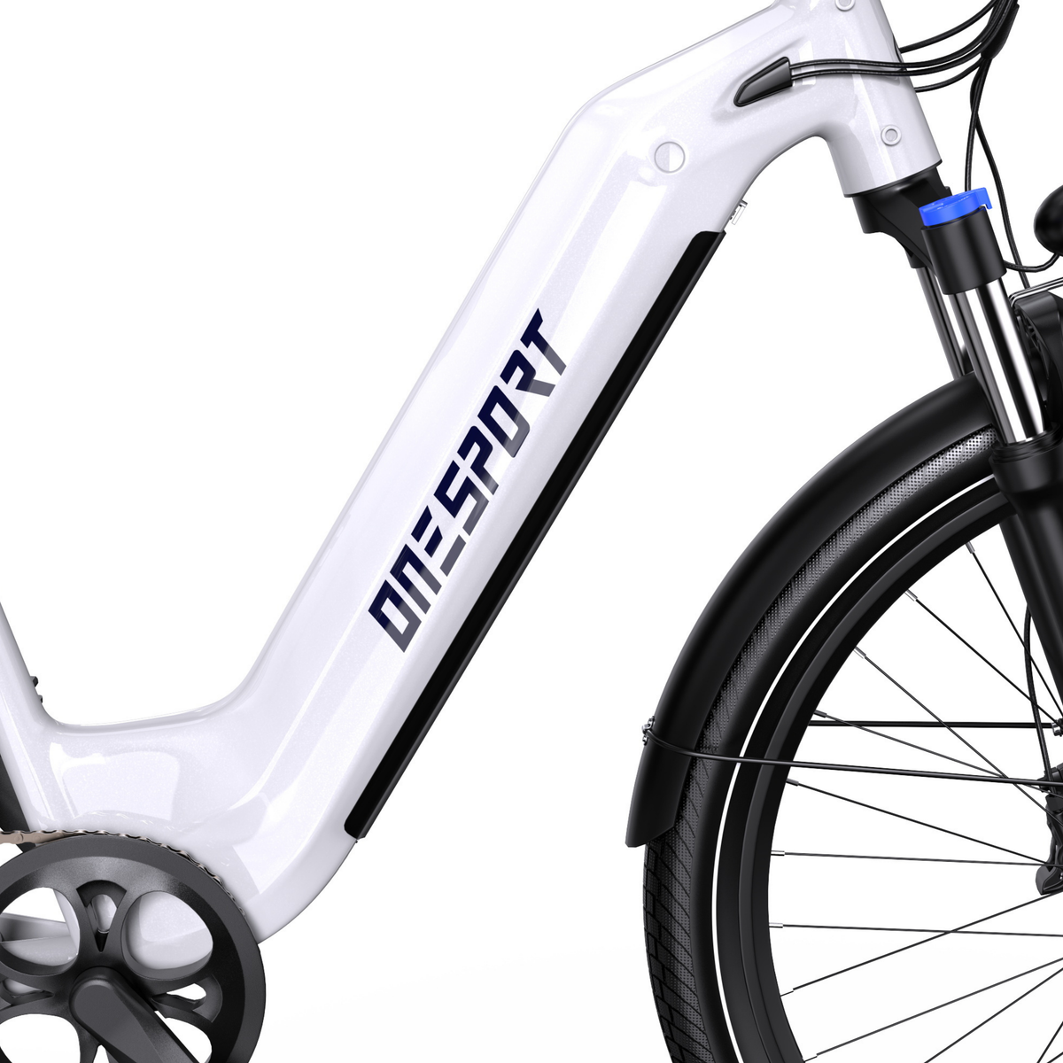 OneSport WT05, gros plan sur le cadre blanc avec logo ONESPORT, fourche avant, garde-boue noir et roue avant