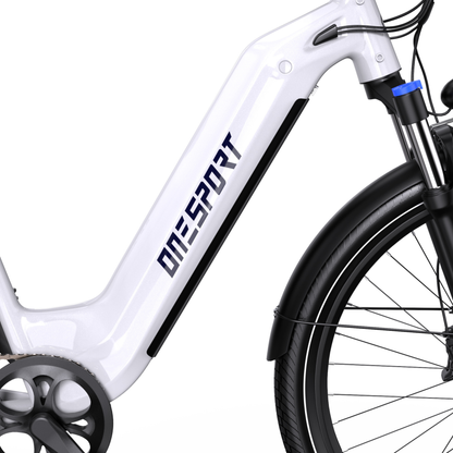 OneSport WT05, gros plan sur le cadre blanc avec logo ONESPORT, fourche avant, garde-boue noir et roue avant