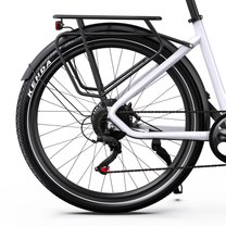 OneSport WT05, vue latérale de la roue arrière avec porte-bagages, feu arrière, garde-boue, chaîne, béquille et pneu KENDA