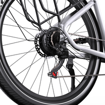 OneSport WT05, gros plan sur le moyeu de la roue arrière avec cassette, dérailleur, disque de frein, chaîne et béquille latérale