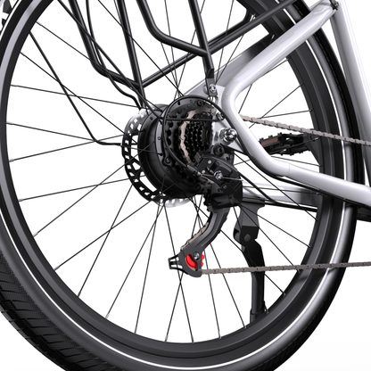OneSport WT05, gros plan sur le moyeu de la roue arrière avec cassette, dérailleur, disque de frein, chaîne et béquille latérale