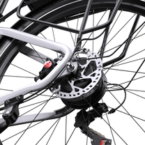 OneSport WT05 gros plan sur le moyeu de la roue arrière avec frein à disque, porte-bagages et dérailleur arrière