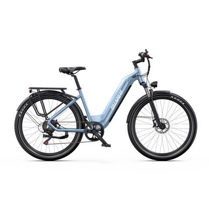 Vélo électrique OneSport WT05 bleu clair vu de profil, avec porte-bagages, garde-boue et frein à disque