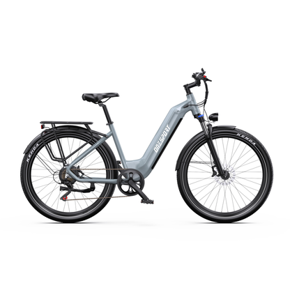 Vélo électrique OneSport WT05 vu de côté, avec cadre gris à enjambement bas, porte-bagages et garde-boue sur les roues