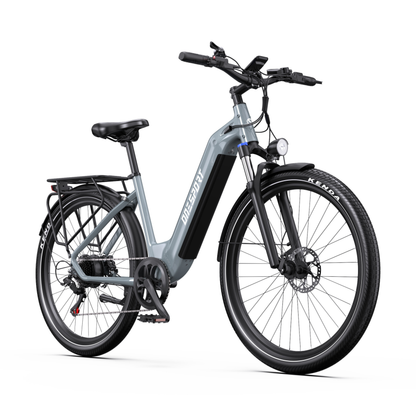 Vélo électrique OneSport WT05 vu de trois quarts avant, avec phare avant, garde-boue avant et frein à disque avant