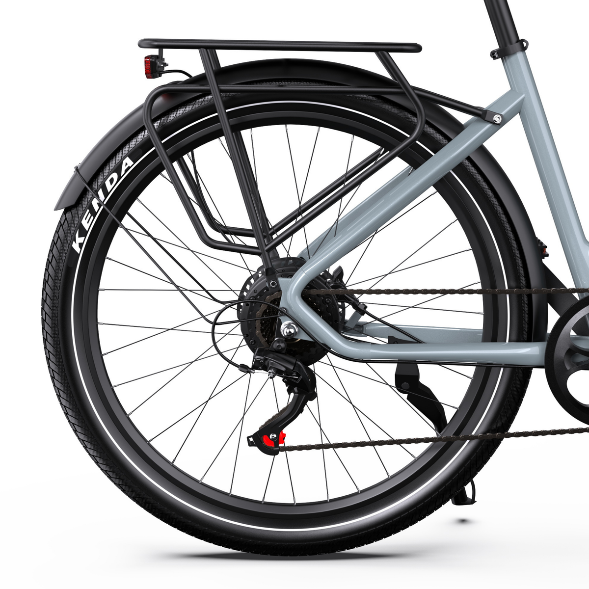 Roue arrière du OneSport WT05 vue de côté, avec porte-bagages, garde-boue, feu arrière et pneu portant l'inscription KENDA