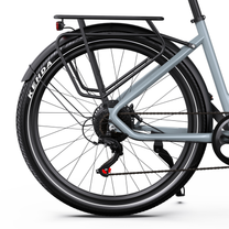 Roue arrière du OneSport WT05 vue de côté, avec porte-bagages, garde-boue, feu arrière et pneu portant l'inscription KENDA