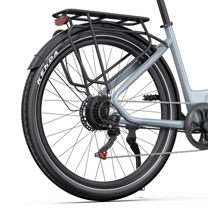 Roue arrière du OneSport WT05 en vue oblique, avec porte-bagages, garde-boue, réflecteur rouge, cassette et béquille latérale