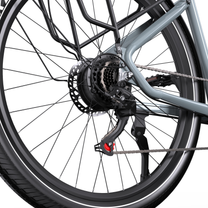 Roue arrière du OneSport WT05 avec moteur dans le moyeu, cassette, dérailleur arrière, chaîne, porte-bagages et béquille latérale en gros plan