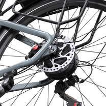 Moyeu de la roue arrière du OneSport WT05 avec disque de frein, étrier, porte-bagages et dérailleur arrière en gros plan