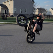 Homme roulant sur le vélo électrique fat bike TST R002 Plus coloris noir dans une rue