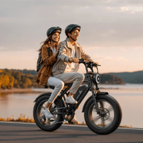 Personne roulant sur le vélo électrique fat bike TST R002 Plus coloris noir avec siège passager au bord d'un lac