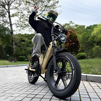 Homme roulant sur le vélo électrique fat bike TST R7 coloris noir sur une allée