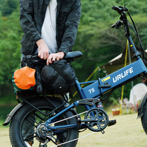 URLIFE T5 bleu avec bagages sur le porte-bagages et un homme tenant les sacs