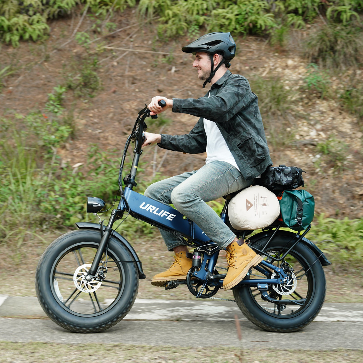 Homme casqué roulant sur un URLIFE T5 avec bagages derrière la selle